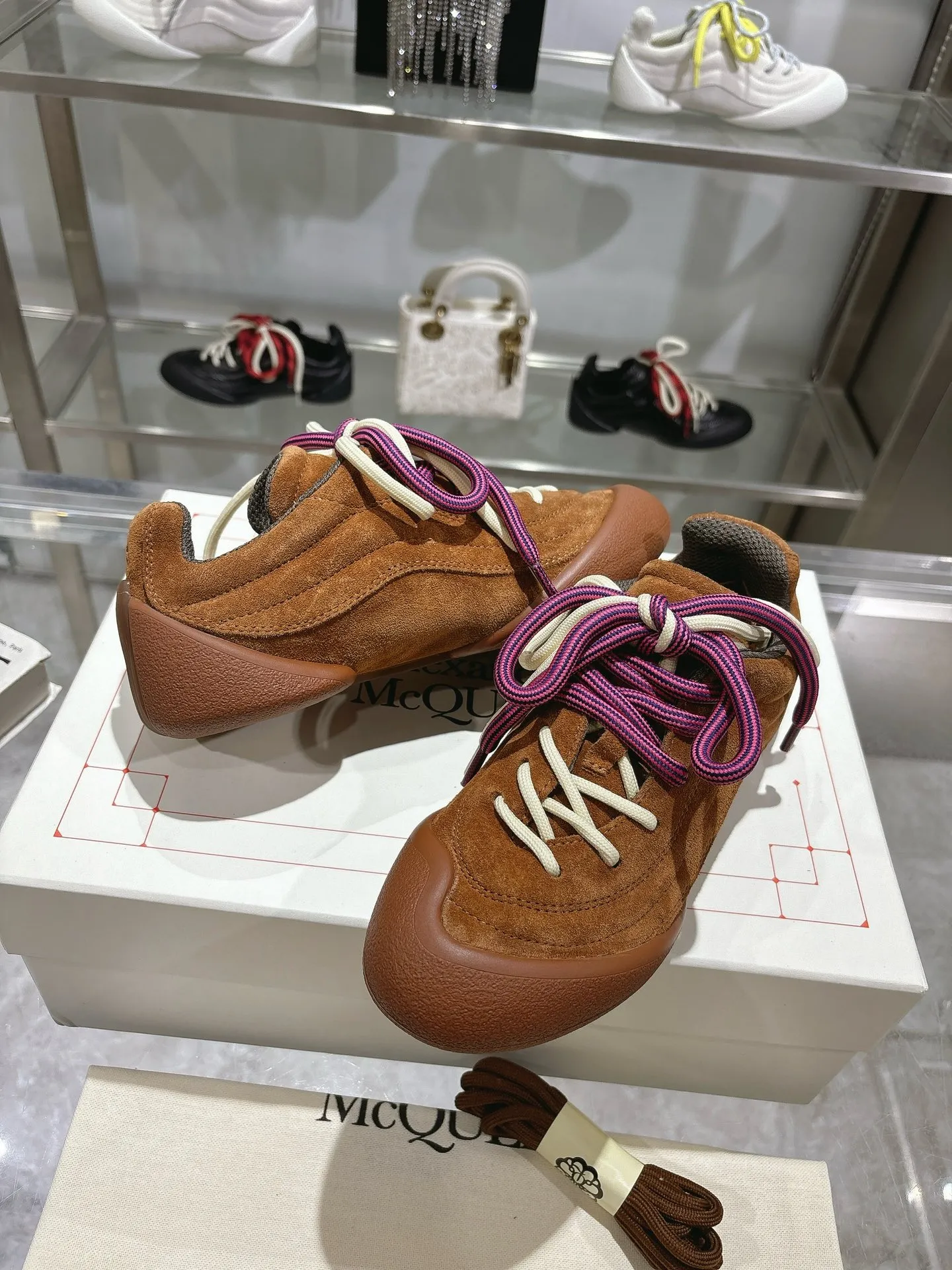 p580💰Couple model 𝐀𝐥𝐞𝐱𝐚𝐧𝐝𝐞𝐫 𝐌𝐜𝐐𝐮𝐞𝐞𝐧#/Alexander McQueen’s latest Flexion series, retro, casual, sneakers, original purchase, development, production, this Flexion Off Low-top sneakers in white grained leather with varying sized laces and an anatomically inspired lightweight segmented sole. The reverse skull pattern is embossed on the heel. Fabric: Original customized imported first-layer cowhide. Lining: Customized imported breathable mesh lining. Sole: Original open-molded non-slip TPU material. Bottom thickness: 2CM. Size: #Female size 35-40 (40 customized, non-refundable) #Men’s code 39-45 (45 customized, non-refundable)
